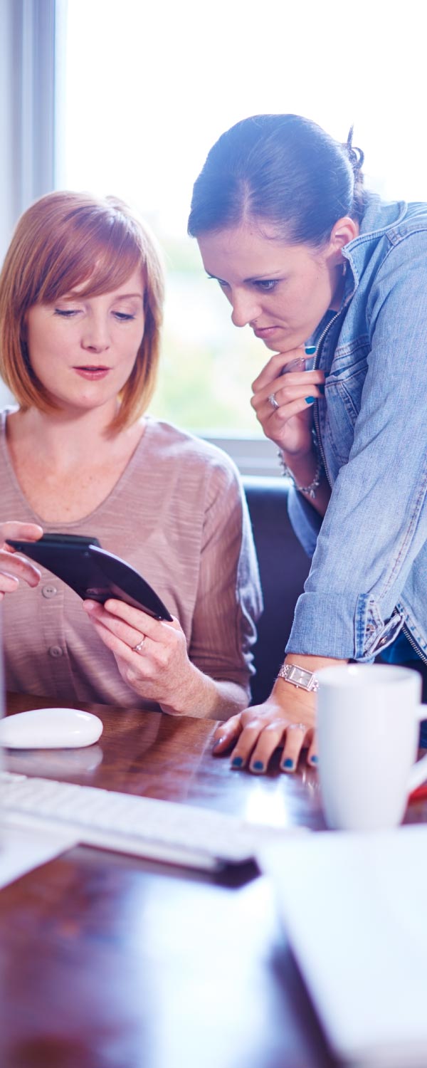 deux-femmes-devant-un-ordinateur-dans-les-bureaux-de-mons-en-baroeul
