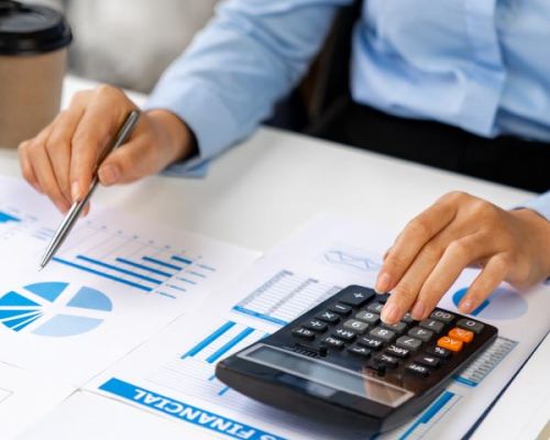 Mains de femme avec une calculette portage salarial