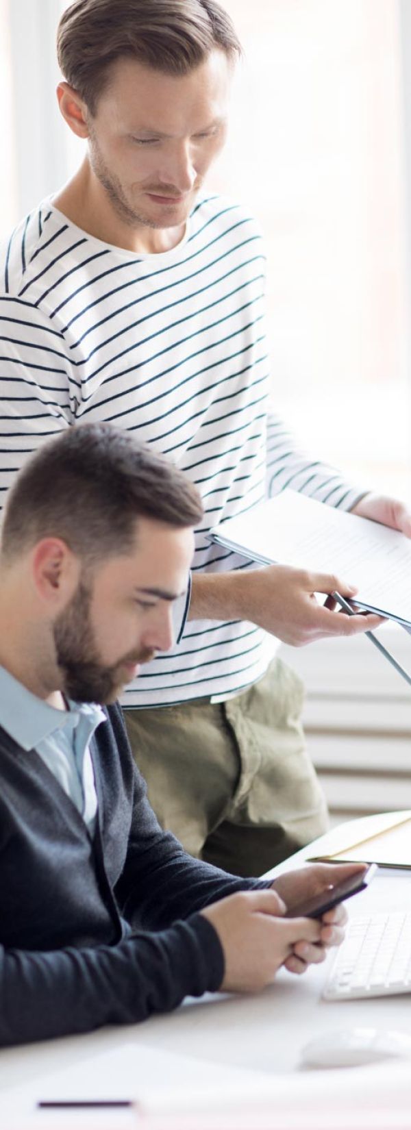 Deux hommes au Bureau de Mouveaux