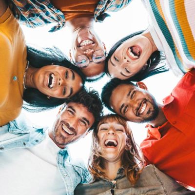 Equipe en cercle joyeuse à Mouveau