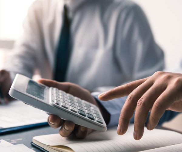 Manager coop-rh-réalisant une simulation de revenu d'un futur porté à Mons-en-baroeul